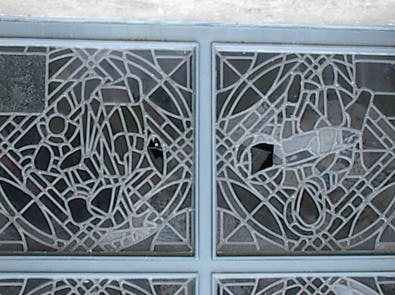 Mitte Juli 2005 wurde mit Steinen das untere Turmfenster mit Bleiverglasung (Mariahilfkapelle) an mehreren Stellen beschädigt.
