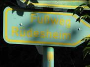 Der Weg ist mit dem Symbol der Rheingau-