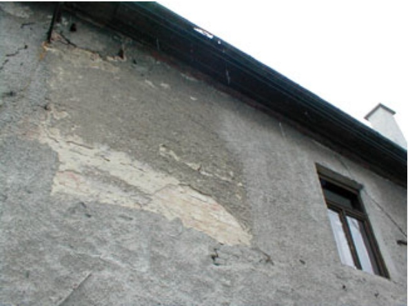 eindringendes Regenwasser (Schäden am Dach oder am Dachdeckungsmaterial, mangelhaft abgedichteter