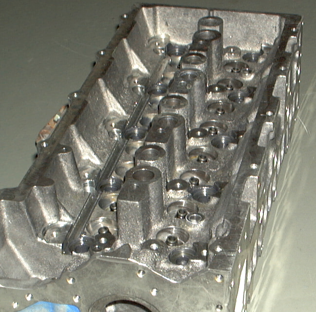 Die Lagerbrücken der modifizierten Variante (Motor B) dienen neben der Aufnahme der Lagerung der Nockenwellen gleichzeitig als Versteifung der Kopfstruktur in Querrichtung.