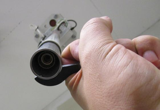 Klebeverbindung der Steckhülse zum Außenrohr mit Hakenschlüssel durch Handkraft prüfen.