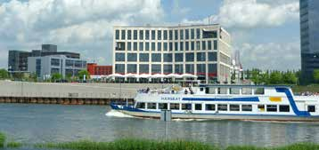 Vom offenen Oberdeck können die Passagiere den Stadt- und Landschaftsraum von Weser und Lesum genießen und sich bei Kaffee und Kuchen oder den obligatorischen Würstchen auf der Rückfahrt stärken.
