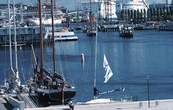 32 Kiel The sailing city 33 Pötte kieken am Kai Schlendert man weiter den Kai entlang des Sportboothafens und durch den