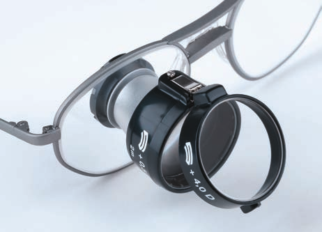 Hochklappbare Aufstecklinsen für eine einfachere Verwendung in der Nähe (monokular) Häufig haben ältere sehbehinderte Menschen zu ihrer Sehbeeinträchtigung auch eine eingeschränkte Motorik.