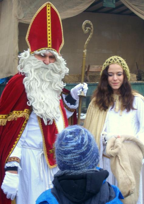 Vor der Burg gibt es einen mittelalterlichen Weihnachtsmarkt mit vielen Handwerkern, Händlern, dem heil.