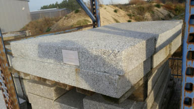 Granit-Bodenplatten hellgrau gestockt (G341) 30 x 70 x 8cm