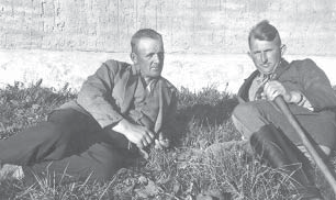 Bärenbruch, irgendwann zwischen 1938 und 1943. Ein Spätsommerabend, zwei Männer liegen vor dem Haus im Gras, sprechen über den Verlauf des vergangenen Tages und tauschen ihre Erfahrungen aus.