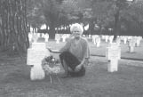 April 1945 in Jahrlingen bei Walsrode und liegt auf dem Soldatenfriedhof Borg in der Lüneburger Heide.