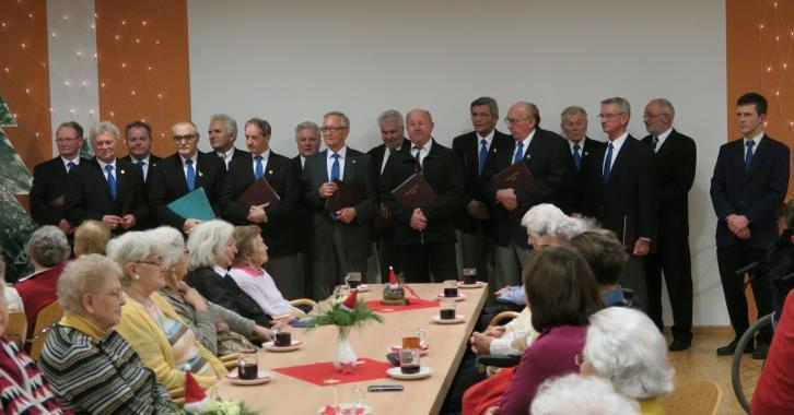 Mit adventlichen Liedern wurden die Besucher auf die kommende Zeit eingestimmt, dazwischen las Einrichtungsleitung Tatjana Richter und Chorleiter Herr Fischer besinnliche und fröhliche Geschichten