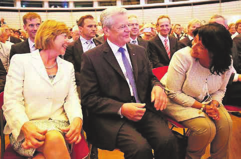 .. Sonja Northing war ganz nah dran Kleve. Zusammen mit den Bürgermeistern aus Bedburg-Hau, Uedem Rees war Kleves Bürgermeisterin Northing auf Einladung des Bespräsidenten Joachim Gauck in Berlin.