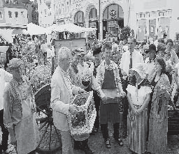 schuldig. Am 10. Juni, einem Markttag, überreichten sie den Stadtoberen die geforderten Groschen, Getreide, Brot und allerlei Kleingetier.