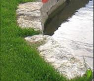 bezeichnen Grenze nicht korrekt festgelegt Kennzeichnung Bezeichnung Platzregel Loch X Mauer Die Grenze des seitlichen Wasserhindernisses verläuft wasserseitig entlang der Mauer.