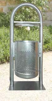 ABFA LLBEHÄLTER M Abfallbehälter LINCOLN aus Stahl - mit Schutzdach Konstruktion: Abfallbehälter aus Stahl mit Rohrbogenständer. Behälter wahlweise aus Vollblech oder mit Lochoptik.