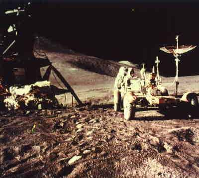 Die Mondlandefähre "Falcon" (links), daneben die beiden Astronauten Scott und Irwin mit dem "Mondrover". Woher kommt all der Staub, wenn er durch das Landetriebwerk weggeblasen wurde?