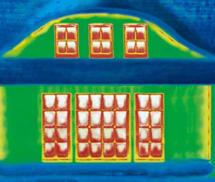 Vor der Renovierung: alte Holzfenster. Deutlicher Wärmeverlust über die Fenster (im Bild: rot). Nach der Renovierung: minimierte Energieverluste mit Fenstern aus GENEO Profilen.
