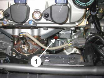 Irrota alkuperäinen kierteinen tulppa (1) moottorista ja asenna lämmitin (2). Lämmitin on helpoin kiristää paikalleen pitkällä hylsyllä johon on koneistettu ura pistoketta varten.