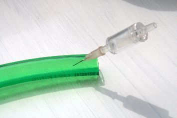 Das Lumen der Nadel ist sehr fein, sie hat einen Innendurchmesser von 0,4mm, das führte in der Strömung des Auslaufschlauches zu ähnlich feinen Bläschen wie bei einem CO² Diffusor.