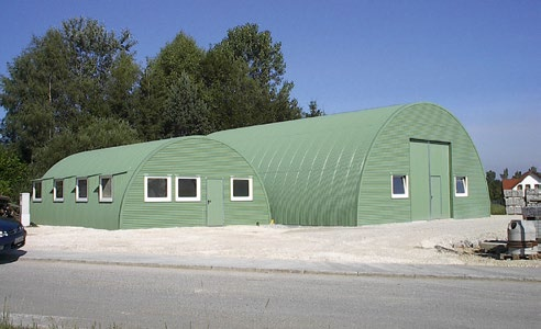 Stahl-Leichtbauhallen Hallenvarianten Übersicht Runddachhalle mit leicht gebogenem Dach geeignet für zeitweiligen und