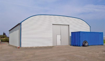 0 Hallengröße: H 5 m x T 17,5 m x B 9 m Variante Runddachhalle mit leicht gebogenem Dach Ausstattung Ausnutzung der zur Verfügung stehenden Hallenhöhe