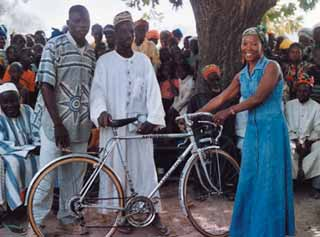 Forum 54 Mit Fahrrad und Mini-Apotheke unterwegs Wer jetzt in die von APERSEC aufgeklärten Dörfer kommt, staunt über die Sauberkeit. 1 Die Hilfe Cathérine Eklous hat Früchte getragen.