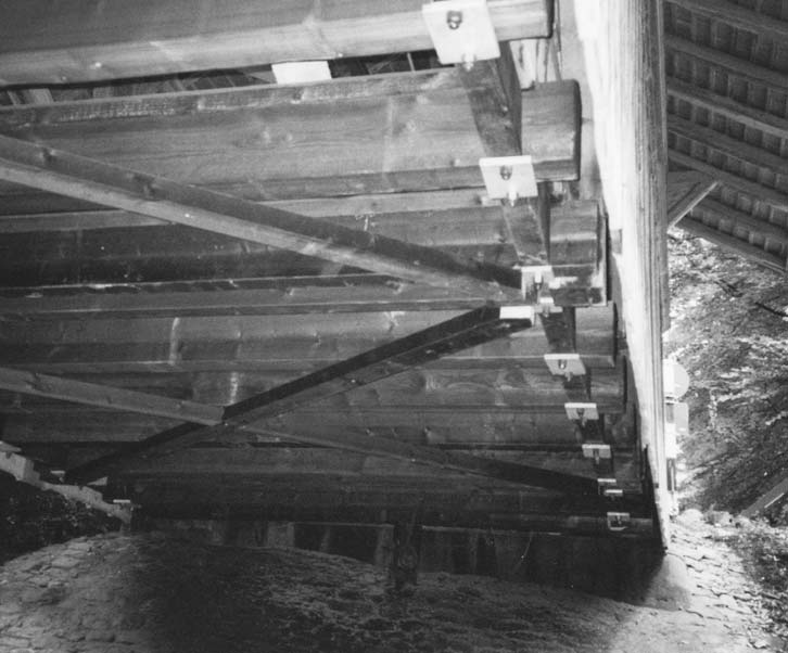 Rütigrundbrücke Bei der Sanierung der Rütigrundbrücke im August/ September 2001 wurde der gesamte Unterbau (Fahrbahn, Quer- und Längsträger, Auflager) innerhalb von 3