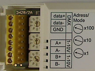 8 PWM-Dimmer mit Taster Steuerung Taster an 1-10V-Schnittstelle B steuert die Helligkeit aller drei Ausgangskanäle gleich. 2 Steuerung mit DMX Drei DMX-Kanäle steuern je einen Ausgangskanal (z.b.
