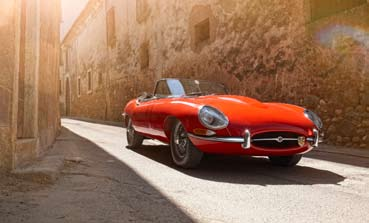 Rückblick auf den Genfer Salon 1961: Der Jaguar E-TYPE löst bei Menschen mit Benzin im Blut eine Kettenreaktion im Gehirn aus.