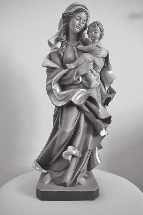 Frau Elfriede Renz stellte dann eine neue Statue, die sie von ihrer Mutter bekommen hatte, in die Kapelle.