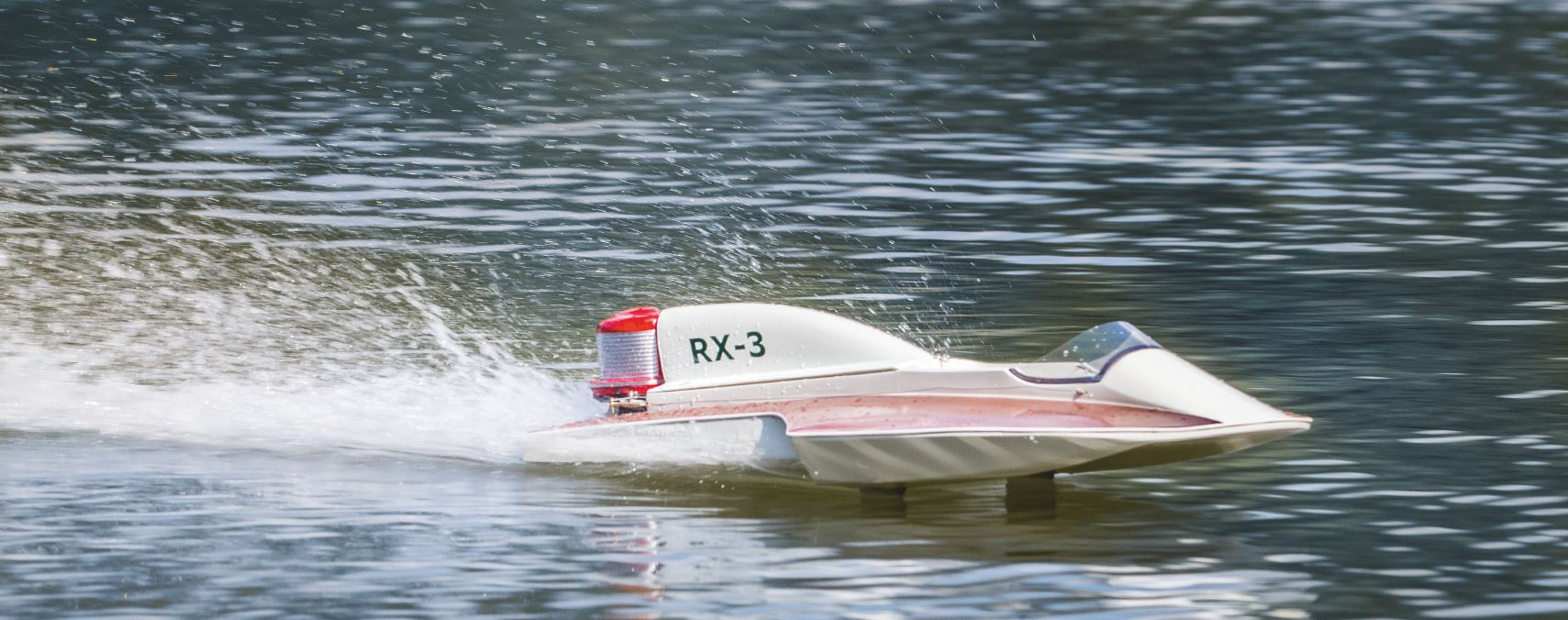 Herzlichen Glückwunsch zum Erwerb des Rennboots RX-3 von aero-naut. Das Modell ist bereits fertig gebaut und muss nur noch durch Einbau der RC-Anlage fahrbereit gemacht werden.