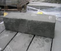 Blockstufen roh gespalten Blockstufen roh gespalten haben rohe Oberflächen und Kanten. Es können teilweise Bohrlöcher vorhanden sein.