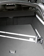 Der ausziehbare Ladeboden ist mit Velours bezogen, passend zur Innenverkleidung des Laderaums. Geeignet für alle Modelljahre Farbe: Schwarz Ausziehbar bis max. 40 cm Max.