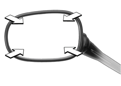 Beim Einhängen auf die Position des Helmschlosses achten. Das als Sonderzubehör erhältliche Stahlseil durch den Helm führen und die Seilösen auf den Helmhalter 1 schieben.