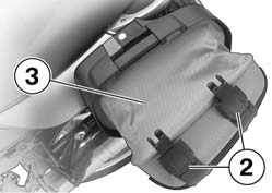 Der schwarze Hebel mit der Aufschrift RELEASE dient dem Abnehmen und Anbringen der Koffer.