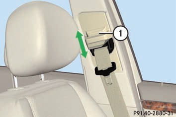 Bedienen Sicherheitsgurte Gurthöheneinstellung An folgenden Sitzen können Sie die Gurthöhe einstellen: RFahrersitz RBeifahrersitz RRücksitze außen Stellen Sie die Höhe so ein, dass der obere Gurtteil