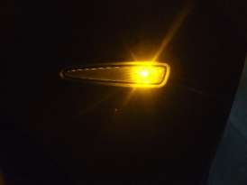 Leuchtmittel, Art. Nr. ). - 4 - Foto Nr. 0 bei Tageslicht. Foto Nr. 1, bei Dunkelheit. 4.8 Hintere Sidemarker mit klar weißem Gehäuse und gelbem LED- Leuchtmittel, Art.