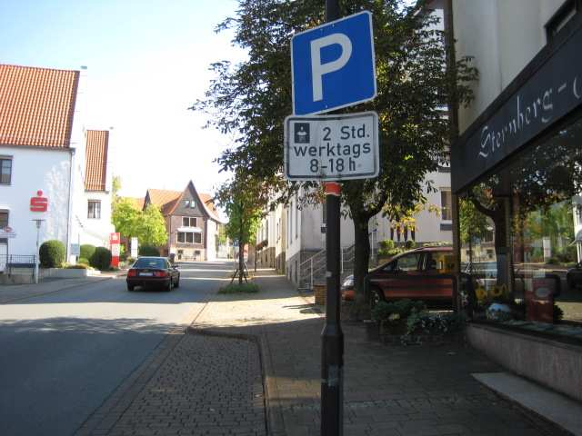 Sternberg-Apotheke, rechts Ecke Bürks ): Wie bereits