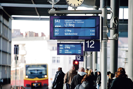 Das Reisendeninformationssystem (RIS) wurde von Grund auf modernisiert Neue Zugzielanzeiger und neue Beschallungstechnik Netzweite Installation von 553 elektronischen LCD- Zugzielanzeigern auf 134