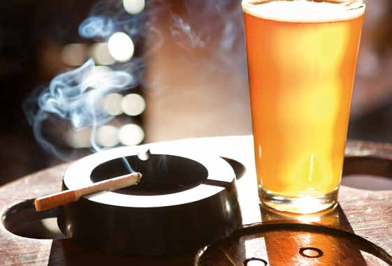 8 ALKOHOL & TABAK & DROGEN Jugendlichen bis zum vollendeten 16. Lebensjahr ist der Erwerb und der Konsum von alkoholischen Getränken und von Tabakwaren verboten.