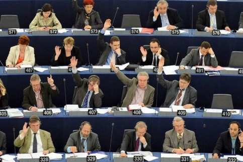 Europäisches Parlament Aufgaben Beschlussfassung Variationsbreite Absolute Mehrheit der abgegebenen Stimmen Mehrheit der Mitglieder Mehrheit der Mitglieder und 2/3 der abgegebenen Stimmen 1)
