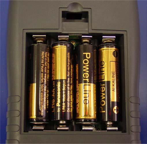 7 Batteriewechsel Erscheint im Display die Anzeige BAT, sollten die Batterien gewechselt werden. Öffnen Sie den Batteriedeckel auf der Rückseite des Gerätes.