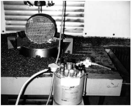Bild1: Versuchsmaschine mit MMKS-System und Werkstück Werkstoff Der zu bearbeitende hochlegierte Stahl X90CrMoV18, Werkstoffnummer 1.