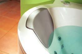Die Nackenstütze sowie der Duschsitz in der Farbe Silber verleiht Ihrer TWINLINE einen besonderen Touch.