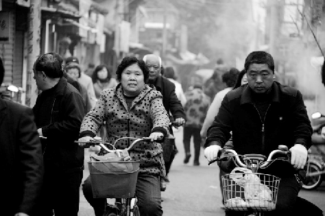 Abbildung 3: Geschäftiges Treiben in den Straßen Nanjings An meinem ersten Abend gings dann gleich los mit meiner ersten Fahrt durch die Stadt und trotz 8 Millionen Einwohner kam mir die Stadt wie