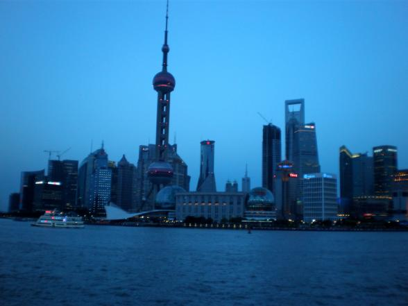 Abbildung 6: Shanghai bei Nacht Zudem wurde immer viel gespeist, man gönnte sich Massagen, ging in super Bars und Clubs.