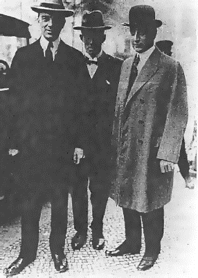 (Owen Young (links) und Charles Dawes (ganz rechts) im Januar 1929 auf der Tagung des Völkerbundes in Genf, auf der der Young-Plan zur Regelung der restlichen deutschen Reparationen vereinbart wurde.