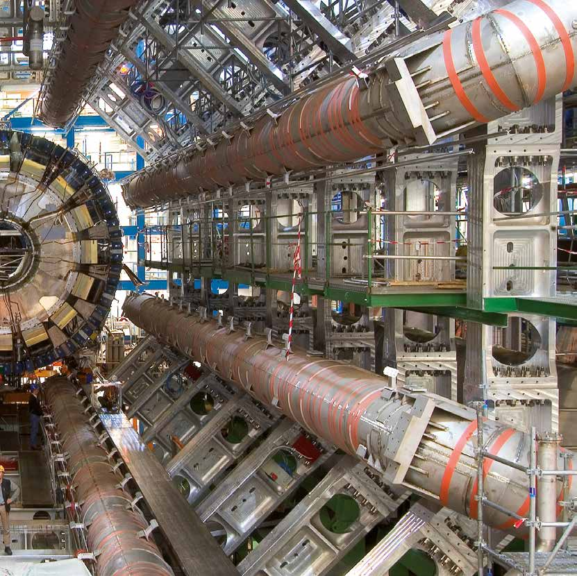 Etwa 50 Jahre später dann die Sensation am Teilchenbeschleuniger LHC in Genf wurde durch die Experimente ATLAS und CMS ein neues Teilchen, das sogenannte Higgs-Teilchen, gefunden, das die Theorie der
