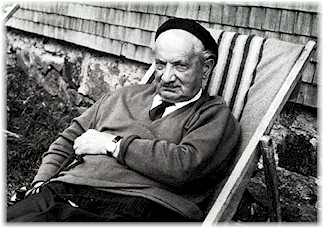 Hermeneutik: Martin Heidegger Die Hermeneutik hat die Aufgabe, das je eigene Dasein in seinem Seinscharakter diesem Dasein selbst zugänglich zu machen, mitzuteilen, der Selbstentfremdung, mit der