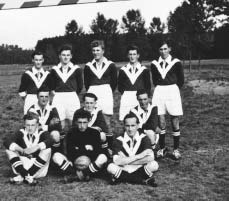 Aus der Chronik 50 Jahre Sportvereins DJK Nordhausen-Zipplingen 1955 2005 Fußball! Dieses Wort übt seit jeher auf jung und alt einen besonderen Reiz aus und spricht vor allem die Jugend an.