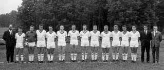 1965 Die erste Meisterschaft und das 10-jährige Vereinsjubiläum In den Spieljahren 1962/63 und 1963/64 erkämpfte sich die aktive Mannschaft den Titel des Kreispokalsiegers der C-Klasse Aalen, was für