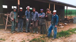 1977 Vereinsmitglieder bei der Arbeit am Rohbau.